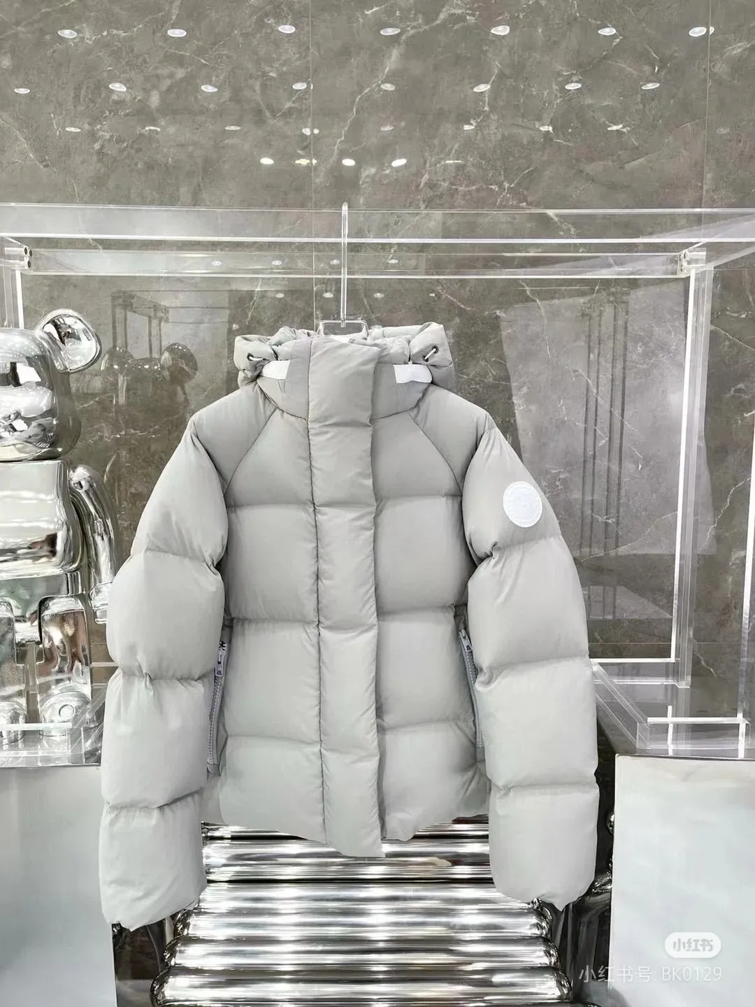 P760 Capsule Series #Exclusive First Release #𝘾𝘼𝙉𝘼𝘿𝘼 𝙂𝙊𝙊𝙎𝙀𝙅𝙪𝙣𝙘𝙩𝙞𝙤𝙣 Top Original Core Private Chat CANADA GOOSE White Label STELS Series Junction Pastel Parker Top Original Product color: Beichen white, melting water blue, stone gray, soft light pink, moonlight lime Size: XS, S, M, L, XL Junction Parker pastel light weight, warm. The Junction Parker is made from soft EnduraLuxe fabric with CORDURA for added durability in high-wear areas, making it lightweight and durable. Features a removable hood for easy transition into warmer weather. Featuring white trim, this parka complements the muted fabric colors and brings a breath of fresh air into the colder months.  Materials List: Details Product Features Removable premium insulated hood is two-way adjustable and padded with down for greater softness around the head and neck Length: Hip-length and warm.  Fabric: Wear-resistant knitting technology: CORDURA fabric is used to reinforce wear-prone areas to improve durability. The inner strap can be worn on the shoulders to free up your hands. The down placket is designed with an invisible snap button closure above the two-way zipper to prevent wind and warmth. Unzips from the bottom to increase range of motion or improve breathability Ribbed knit cuffs add comfort and lock in heat Internal drawstring at hem to block cold wind 3 exterior pockets: Fleece-lined handwarmer pockets with two-way zipper closure for easy access to items. Security pocket with zipper closure under the fly · 2 internal pockets: drop-in pocket Note: As we all know, the original version is made of 80% white duck down, and the fill power refers to the cubic inches of volume occupied by each ounce (30 grams) of down under certain conditions. If one ounce of down occupies 500 cubic inches, the fill power of the down is 500. So we can simply understand it as: fill power is the volume of down, and the volume of down is fill power. The higher the fill power of down, it means that under the same filling amount, down can fix a larger volume of air layer to keep warm and insulate, so the warmth retention of down is better.  Summary: Note: Some merchants add waste silk, 50 velvet, hand-feel velvet, etc. to the filling in order to maximize profits during the production process! It is said to be 90% white duck down, purchasing agent level, or even more exaggeratedly said to be 90% white goose down, to fool the layman! (You can consult the official website. All styles are made of white duck down.) At the same time, I will teach you a more practical trick: buy one from Tmall, and buy another from a merchant you trust at the same time, and come back to compare the details. (Tmall provides 7-day no-reason return and exchange, and MT does not affect secondary sales and provides 15-day no-reason return and exchange.) ⚠️ Remember the principle of getting what you pay for! Don't be greedy for small gains, or you will suffer big losses! Every customer is welcome to ask questions and we will continue to improve product quality and service!